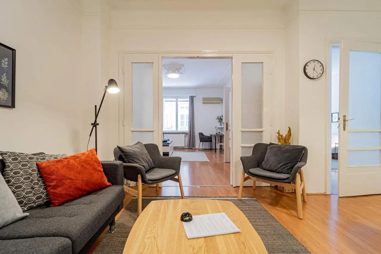 Apartment Central&Cozy Balcony!3Bdr 2Bth Budapest