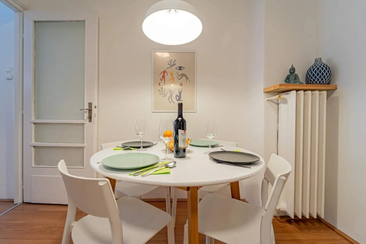 Central&Cozy Balcony!3Bdr 2Bth Budapest