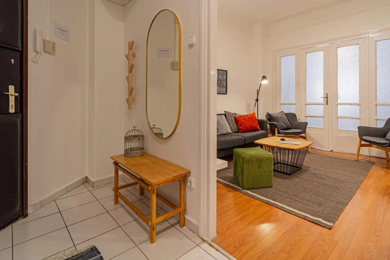 Central&Cozy Balcony!3Bdr 2Bth Budapest Apartment
