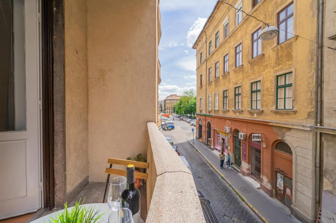 Central&Cozy Balcony!3Bdr 2Bth Budapest 0*,