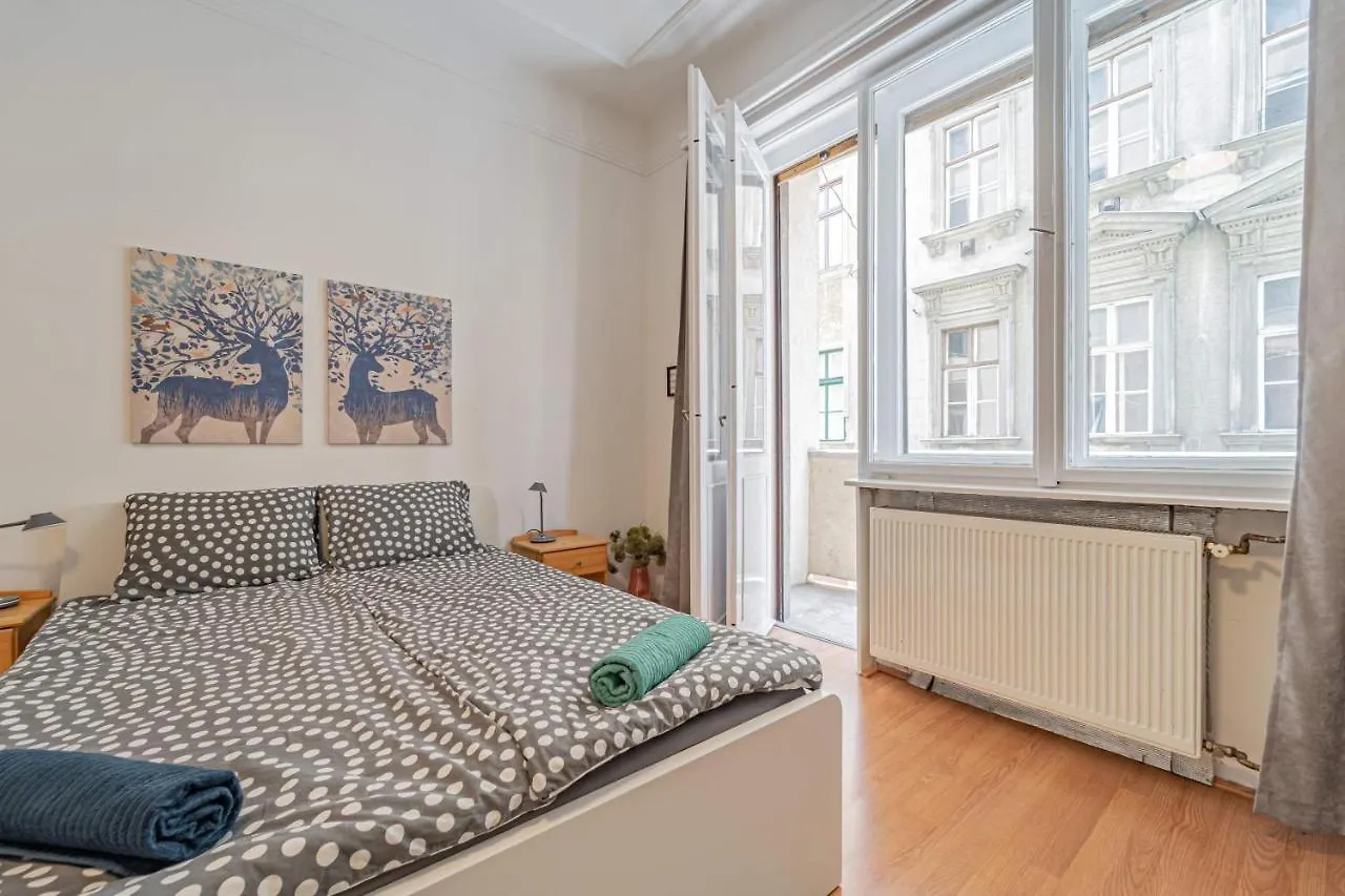 Central&Cozy Balcony!3Bdr 2Bth Budapest Apartment