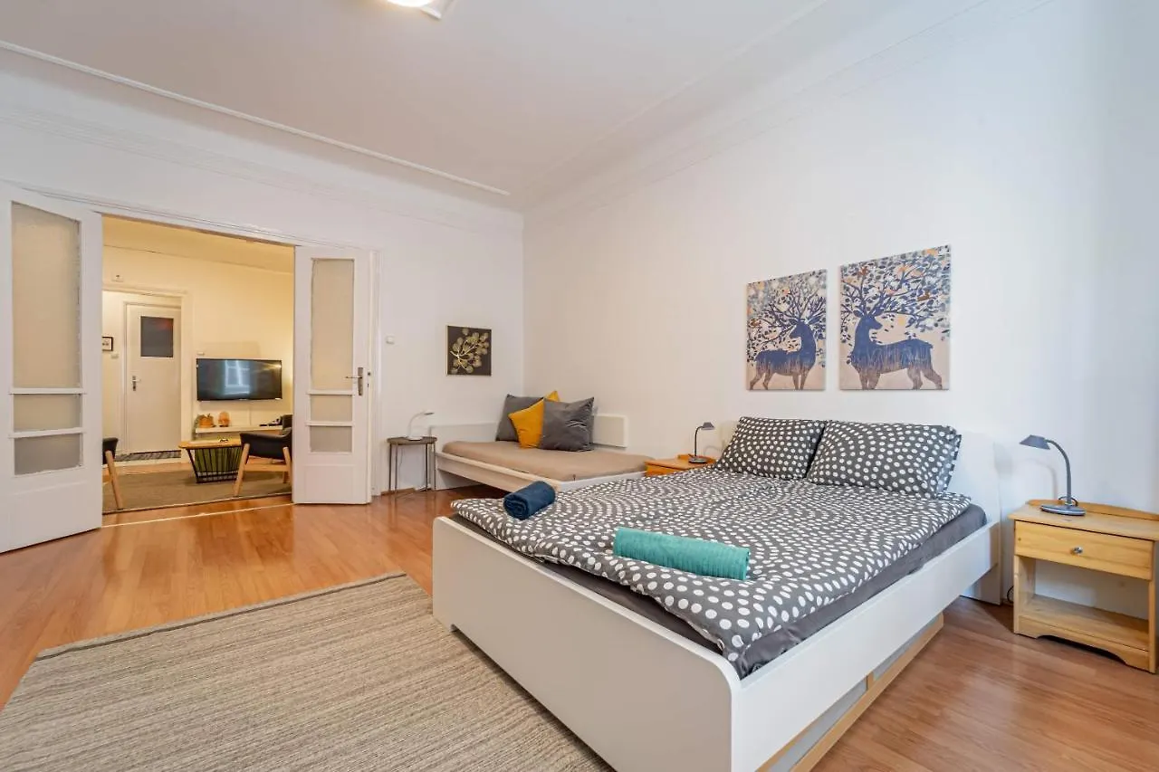 Central&Cozy Balcony!3Bdr 2Bth Budapest