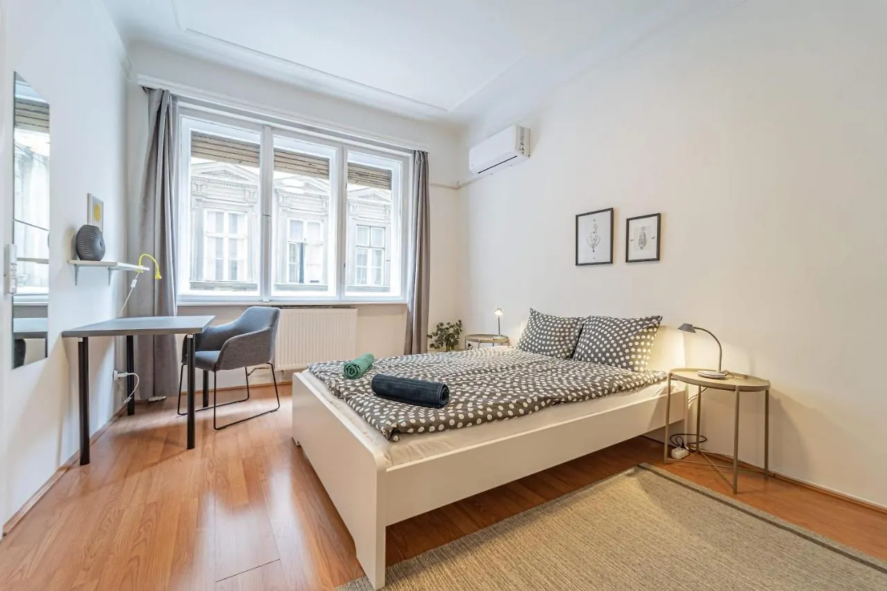Apartment Central&Cozy Balcony!3Bdr 2Bth Budapest