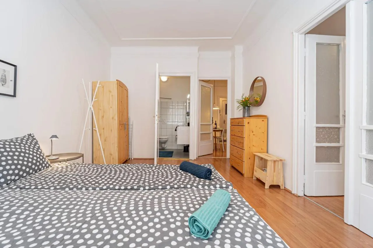 Central&Cozy Balcony!3Bdr 2Bth Budapest Apartment