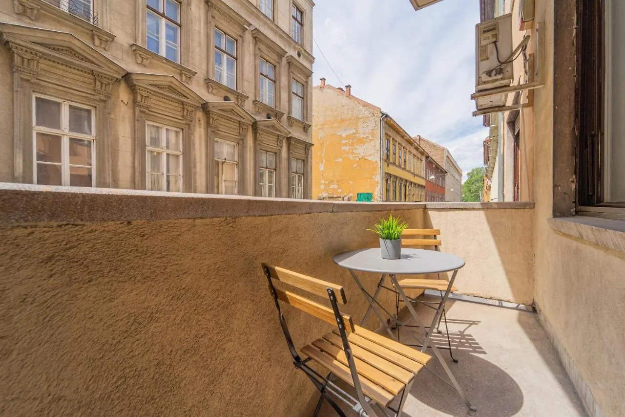 Central&Cozy Balcony!3Bdr 2Bth Budapest Hungary