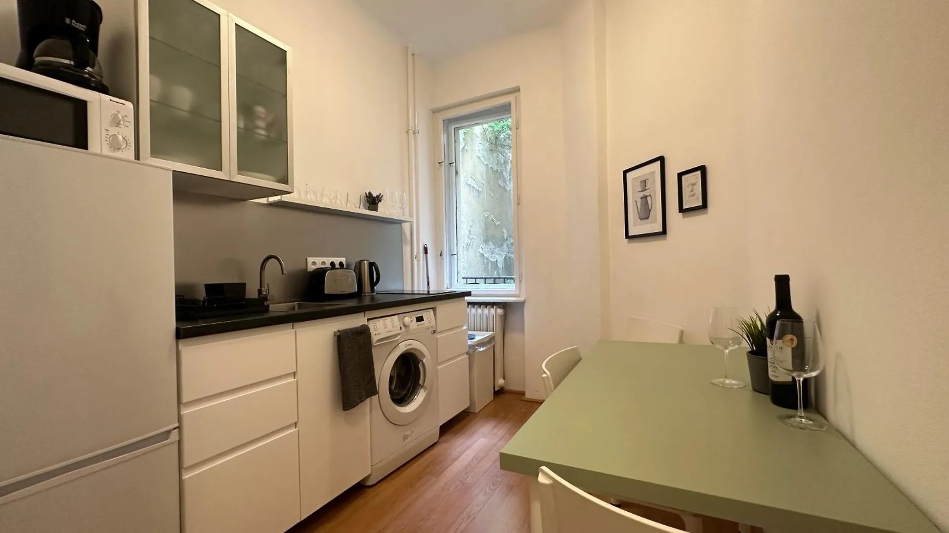 Central&Cozy Balcony!3Bdr 2Bth Budapest Apartment